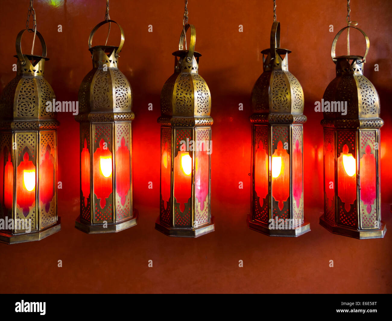 Lampes en métal au café arabe, lieu de rencontre à la mode, Medina, Marrakech, Marrakech-Tensift-Al Haouz, Maroc Banque D'Images