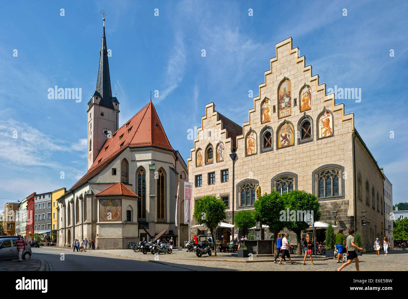 Tour de ville avec l'église de Notre Dame, Hôtel de Ville, grenier, historique ou Schranne Marienplatz, centre ville historique Banque D'Images