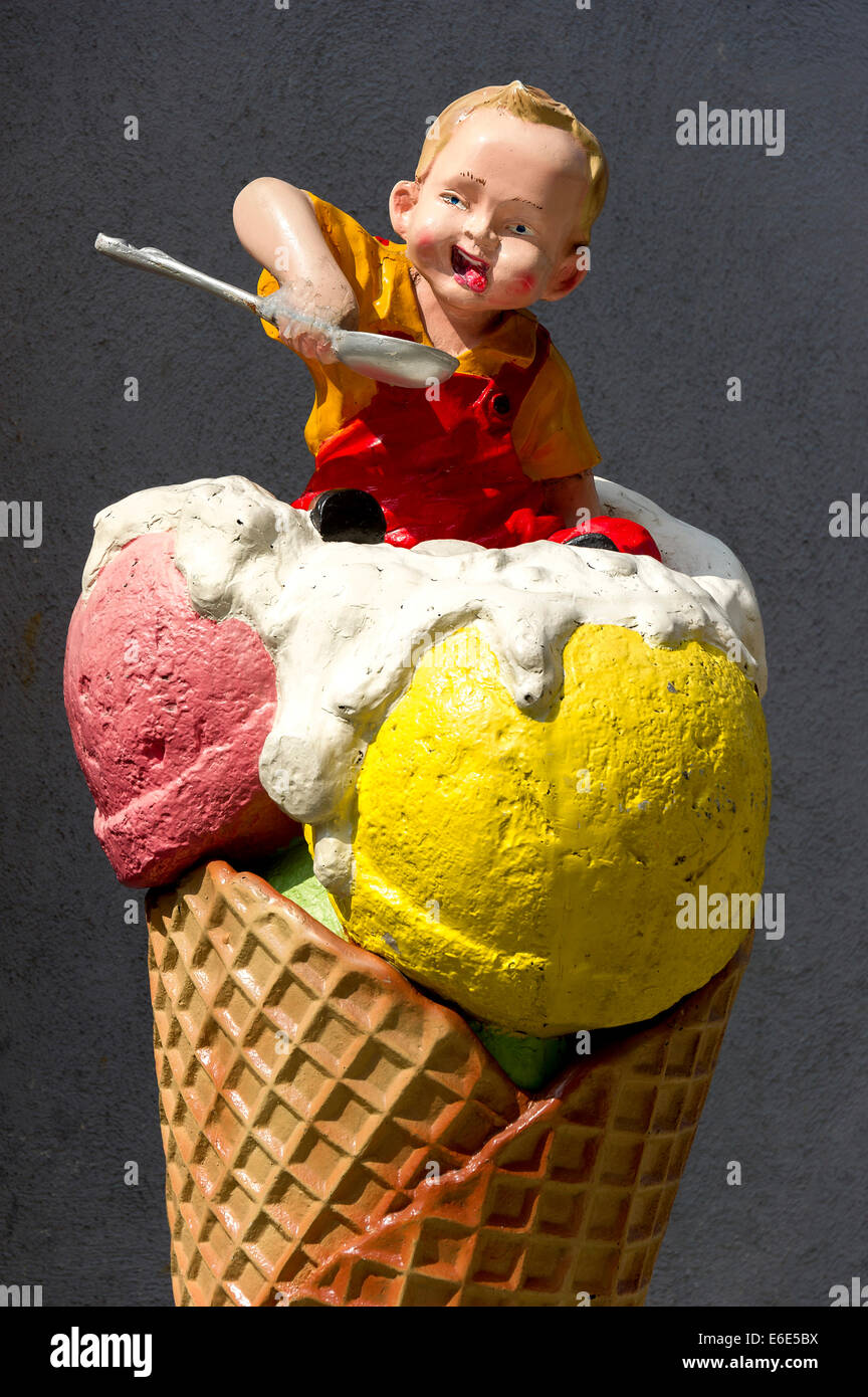 Caractère publicitaire devant un magasin de crème glacée, un jeune garçon dans un gros cornet de crème glacée, Wasserburg am Inn, Haute-Bavière Banque D'Images