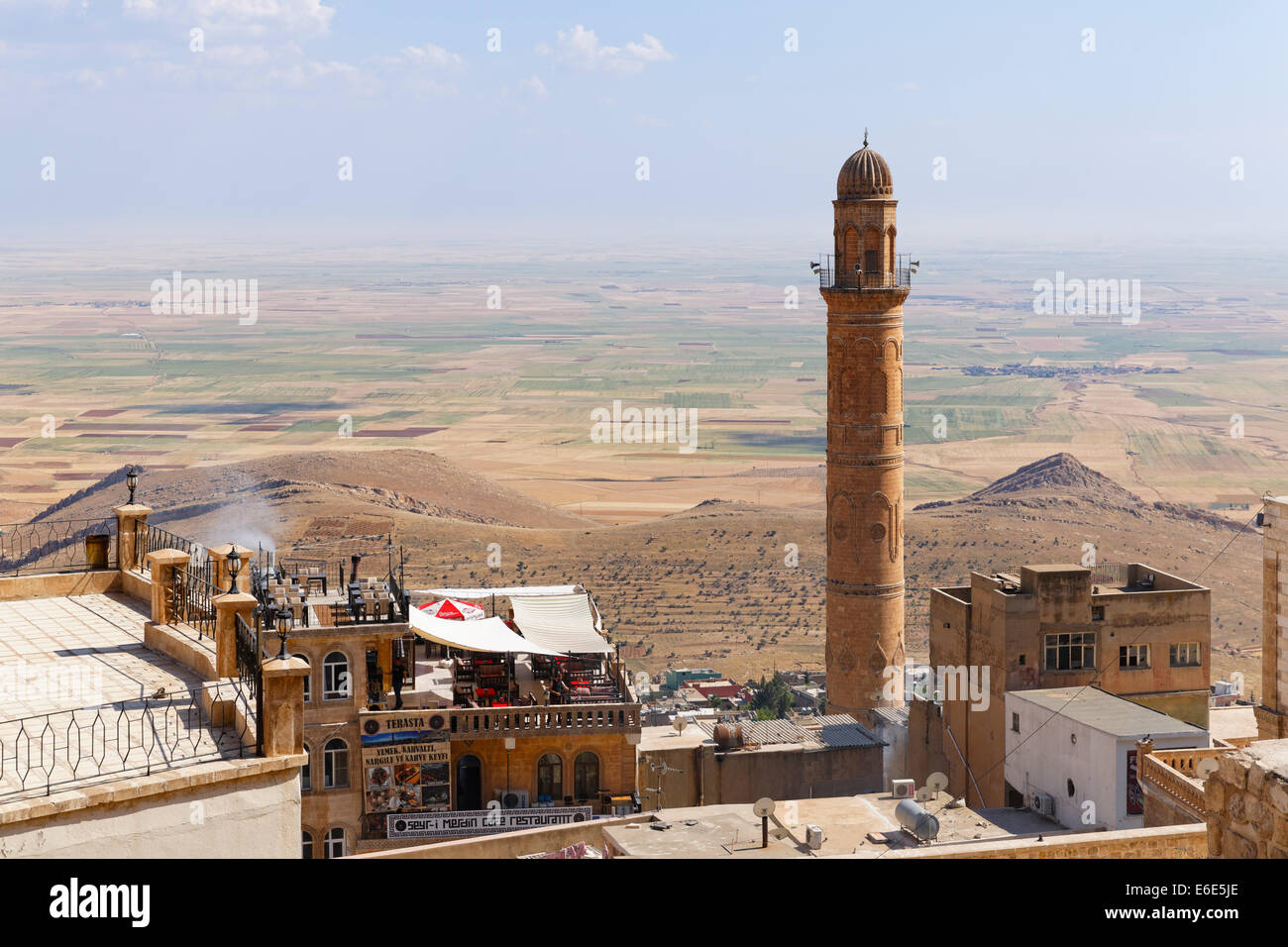 La plaine mésopotamienne et minaret de la Grande Mosquée Ulu Camii, Mardin, Région de l'Anatolie du sud-est, l'Anatolie, Turquie Banque D'Images