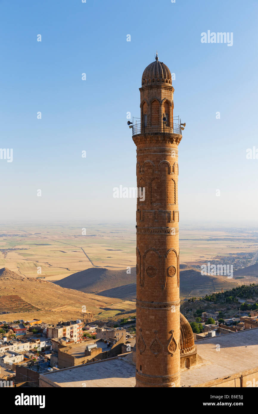 Minaret de la Grande Mosquée Ulu Camii, Mardin, derrière la plaine mésopotamienne, l'Est de la Turquie, l'Anatolie, Turquie Banque D'Images