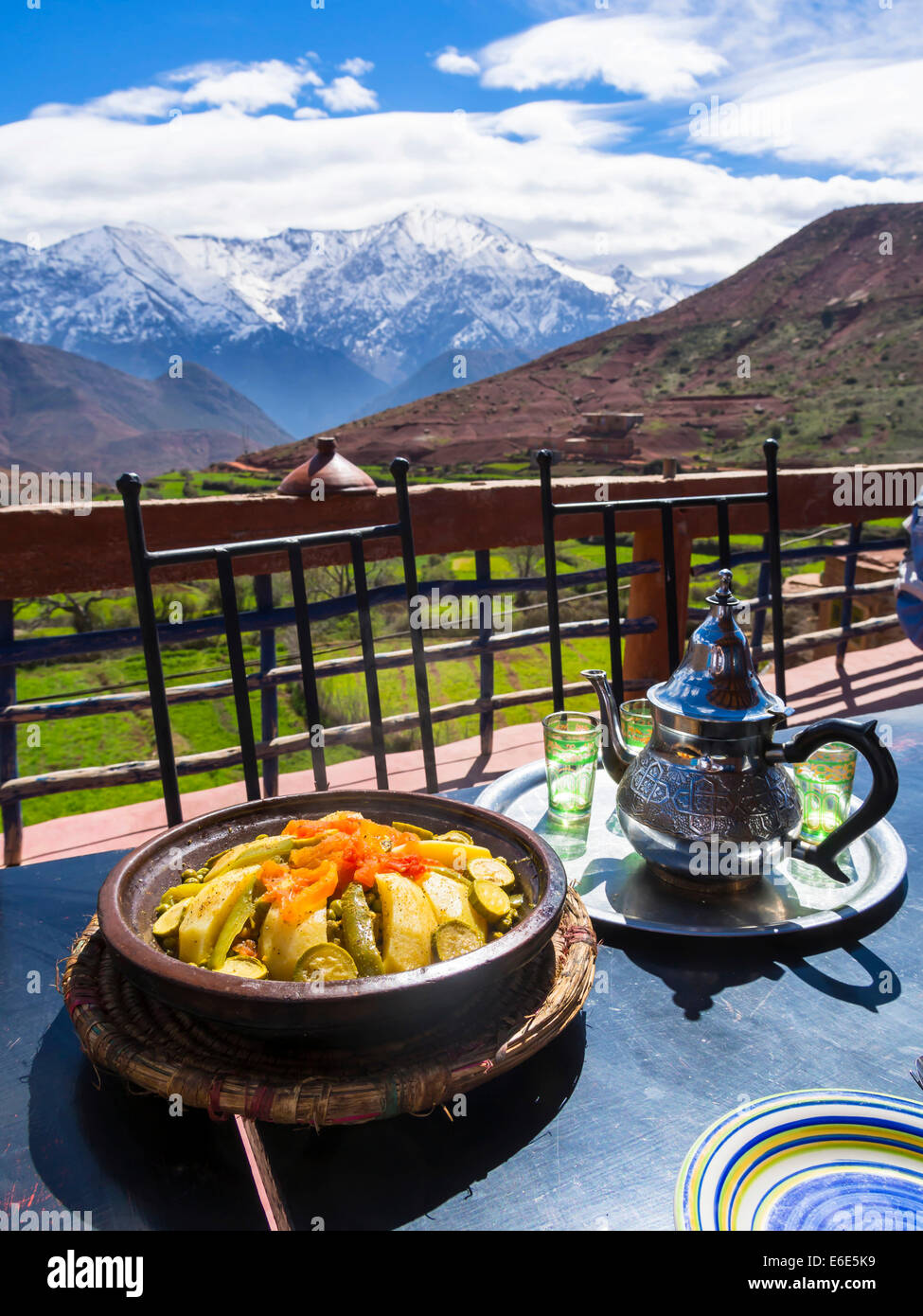 Pot en argile typique, tajine, pour cuisiner des plats Marocains traditionnels, village en pisé d'Anammer, vallée de l'Ourika, les montagnes de l'Atlas Banque D'Images