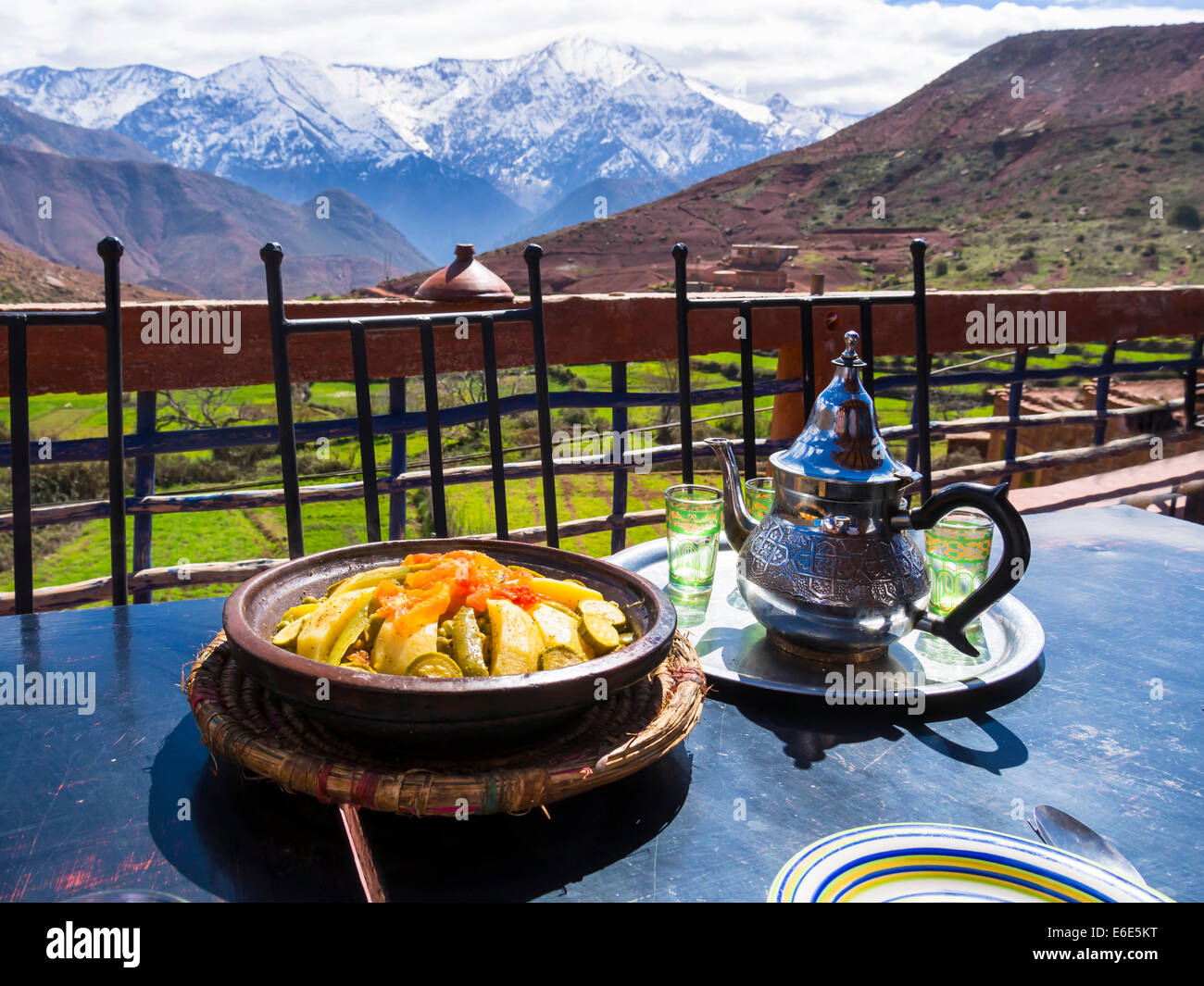 Pot en argile typique, tajine, pour cuisiner des plats Marocains traditionnels, village en pisé d'Anammer, vallée de l'Ourika, les montagnes de l'Atlas Banque D'Images