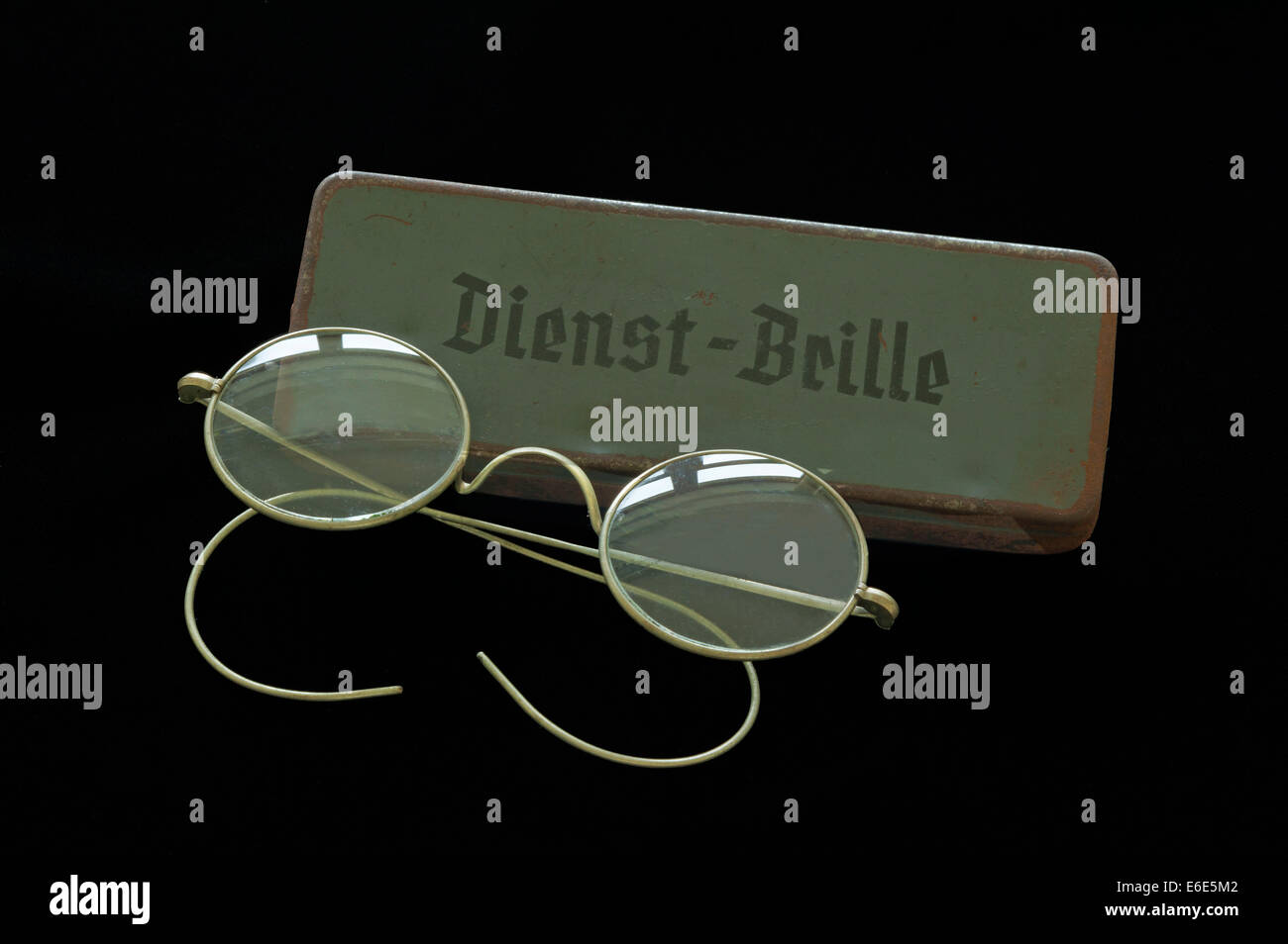 Étui à lunettes en métal Banque de photographies et d'images à haute  résolution - Alamy