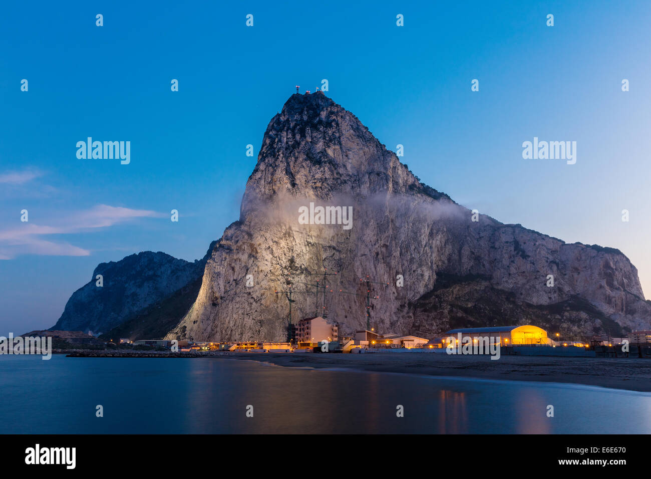 Le rocher de Gibraltar vu de la baie-side Banque D'Images