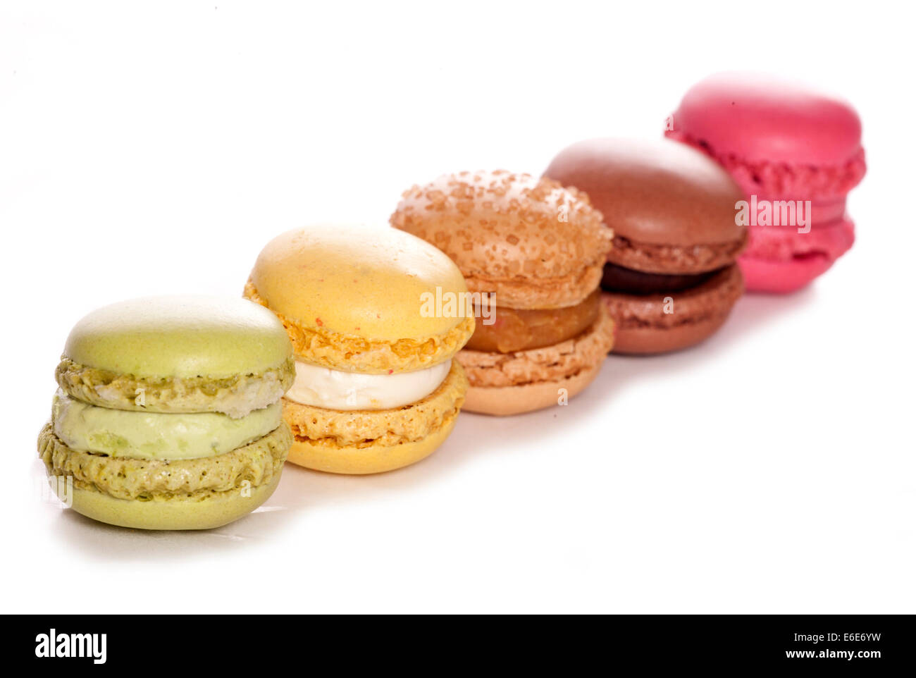 Cinq macarons français découpe studio Banque D'Images