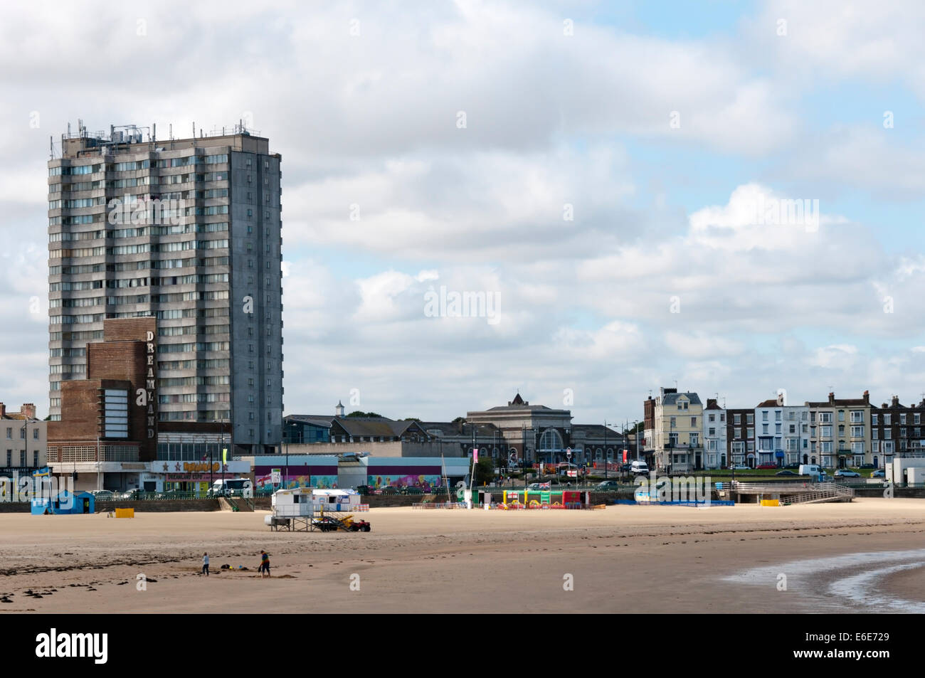 Les années 1960 Arlington House à côté de Dreamland derrière la plage de Margate, dans le Kent. Banque D'Images