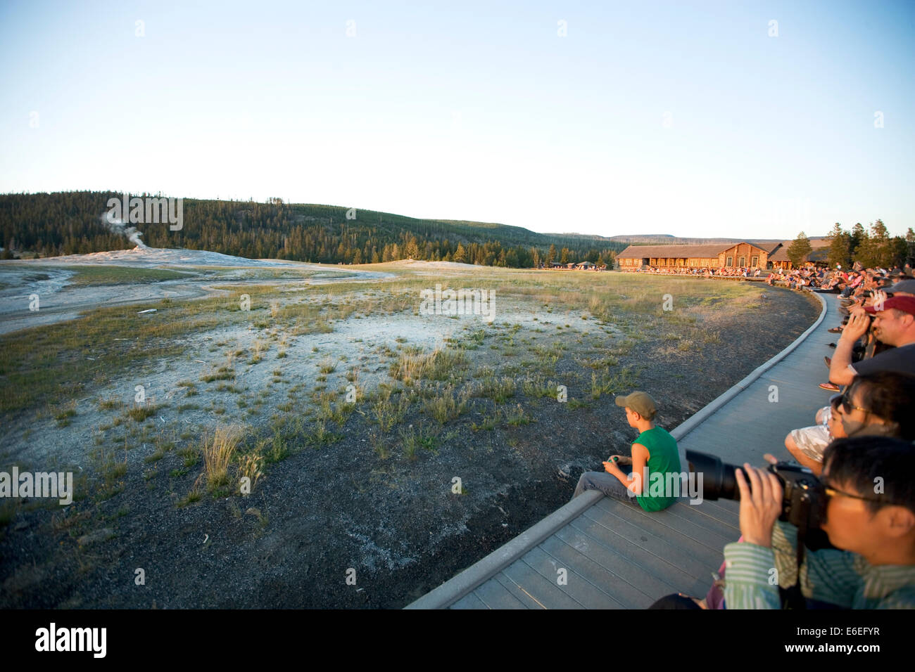 Les gens et touristique sur les trottoirs dans la zone Old Faithful à Parc National de Yellowstone, États-Unis Banque D'Images