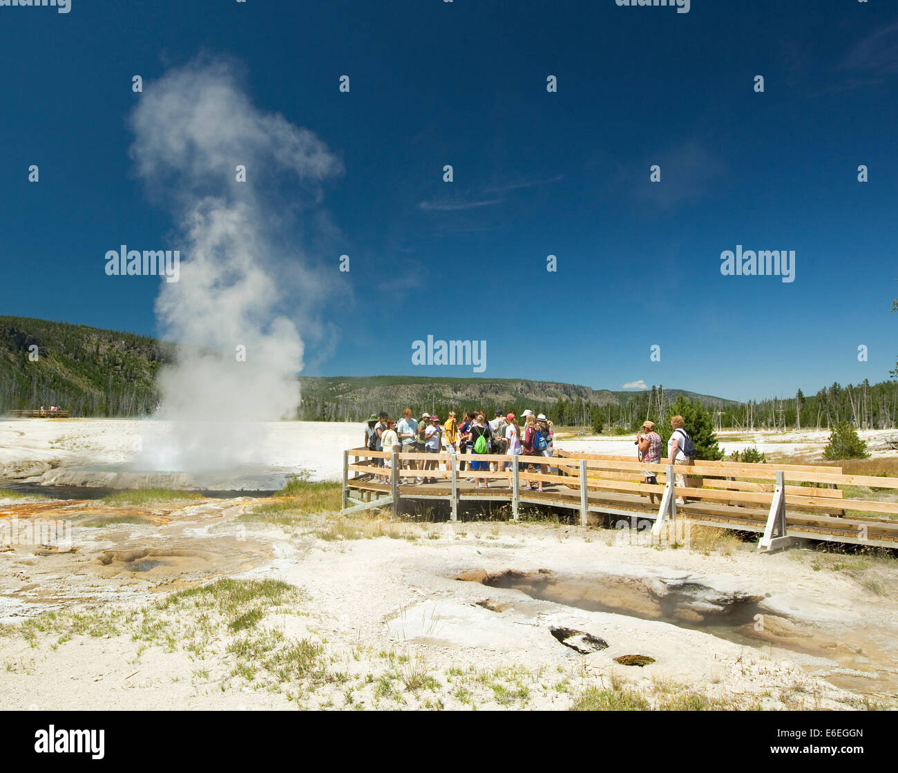 Les gens et touristique sur les trottoirs dans la zone Old Faithful à Parc National de Yellowstone, États-Unis Banque D'Images