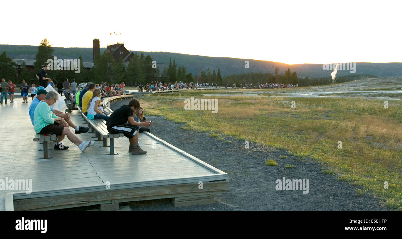Les gens et touristique sur les trottoirs dans la zone Old Faithful à Parc National de Yellowstone, États-Unis Banque D'Images
