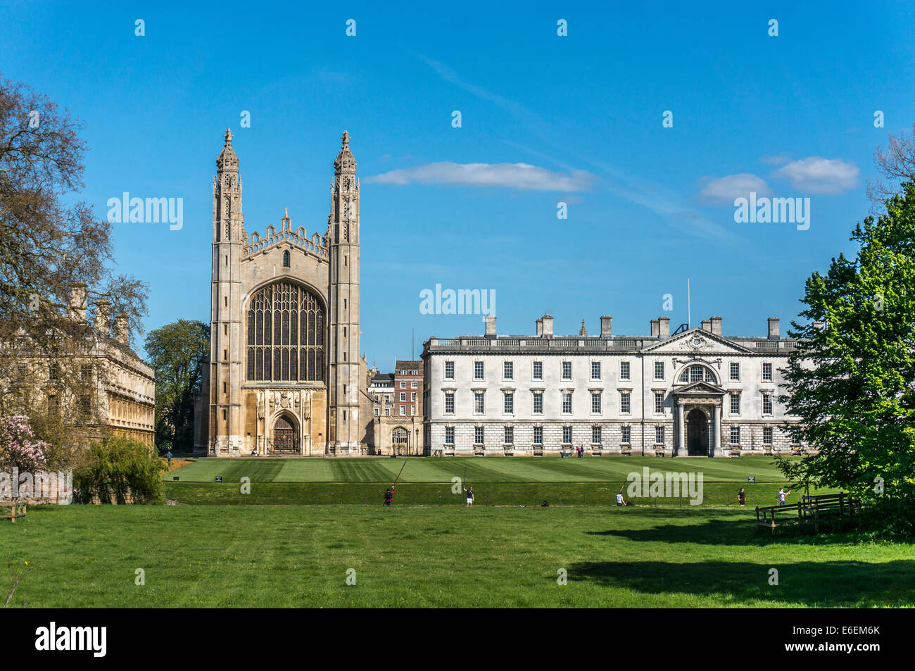 Kings College et la chapelle, en face de la rivière Cam et ses bateaux touristiques punt, université de Cambridge, Cambridgeshire, Angleterre, Royaume-Uni. Banque D'Images
