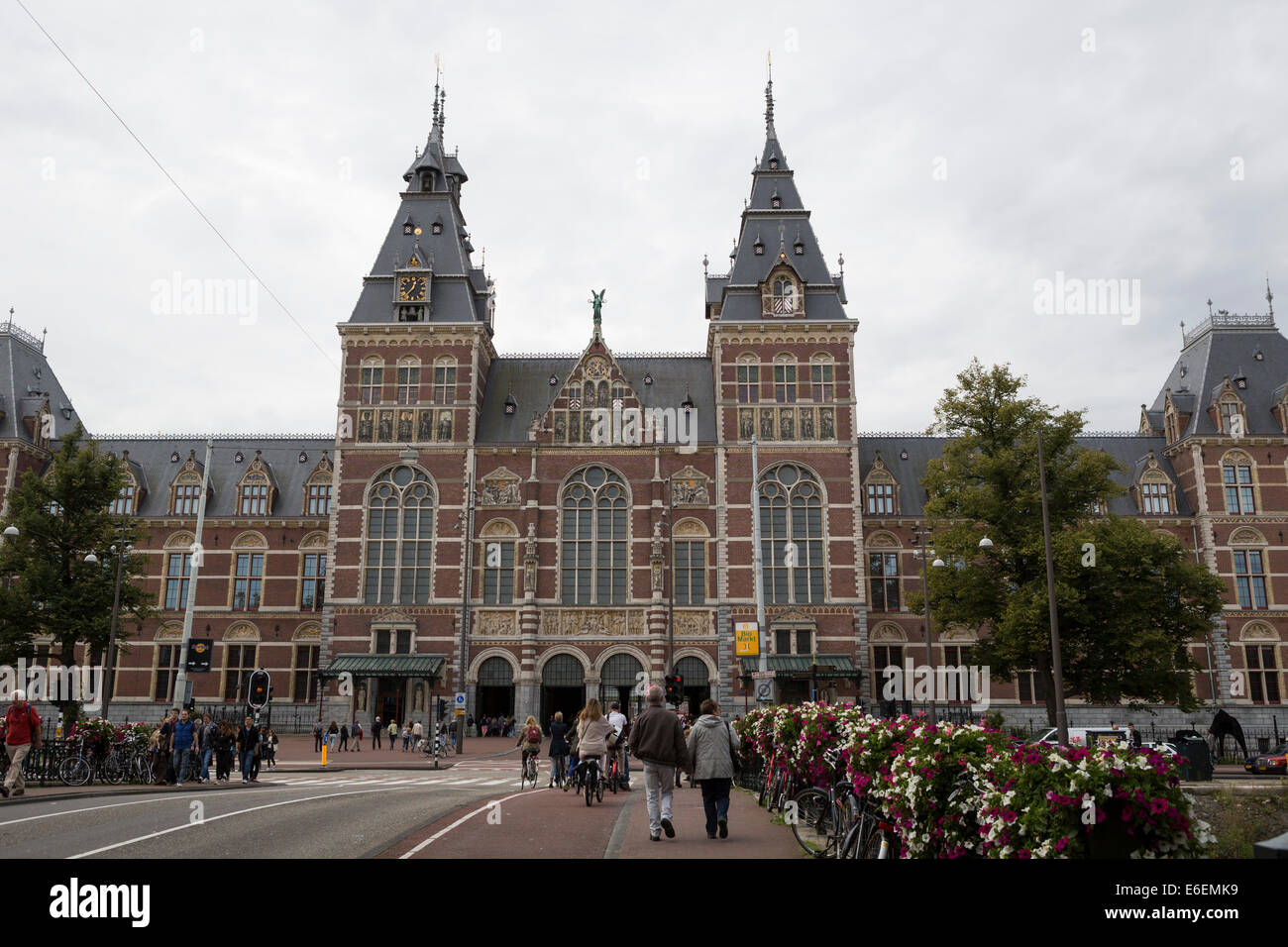Les gens à marcher vers le musée national "Rijksmuseum" à Amsterdam aux Pays-Bas Banque D'Images