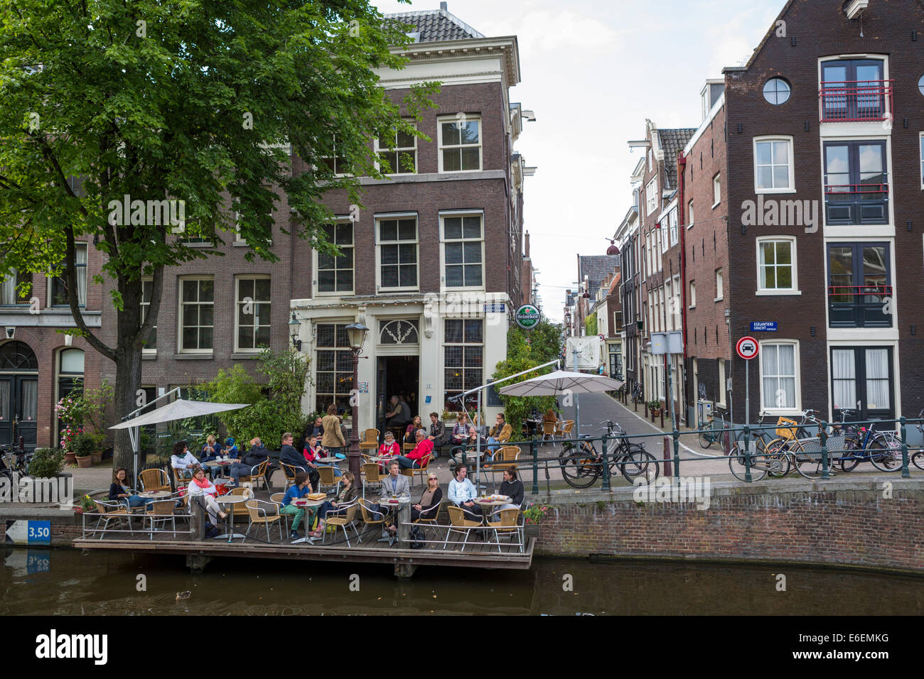 Les touristes se reposent au café-bar ' 't la société Smalle' dans le célèbre quartier du Jordaan '' le long d'un canal à Amsterdam. Banque D'Images