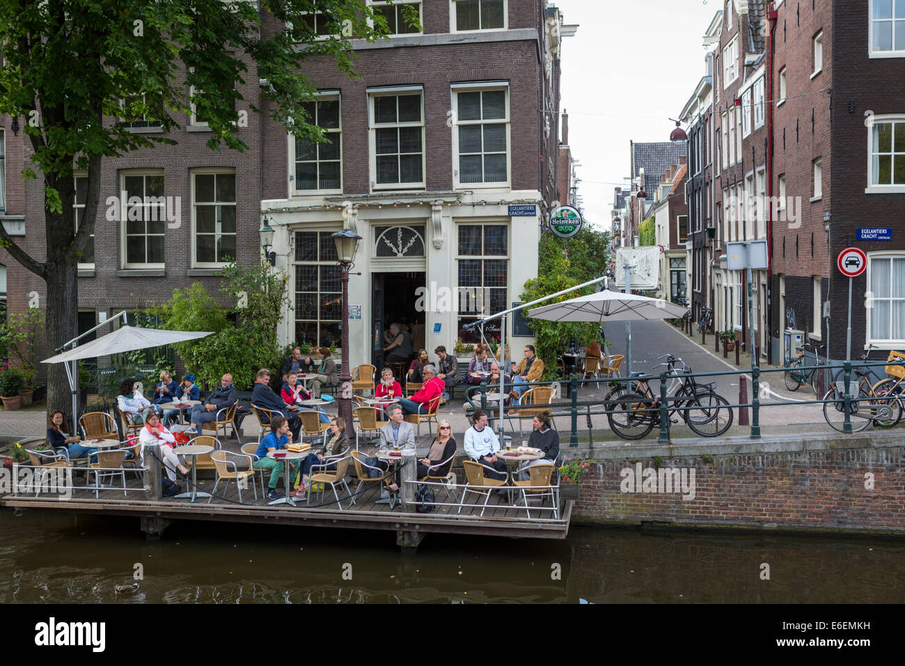 Les touristes se reposent au café-bar ' 't la société Smalle' dans le célèbre quartier du Jordaan '' le long d'un canal à Amsterdam. Banque D'Images Les touristes se reposent au café-bar ' 't la société Smalle' dans le célèbre quartier du Jordaan '' le long d'un canal à Amsterdam. Banque D'Images