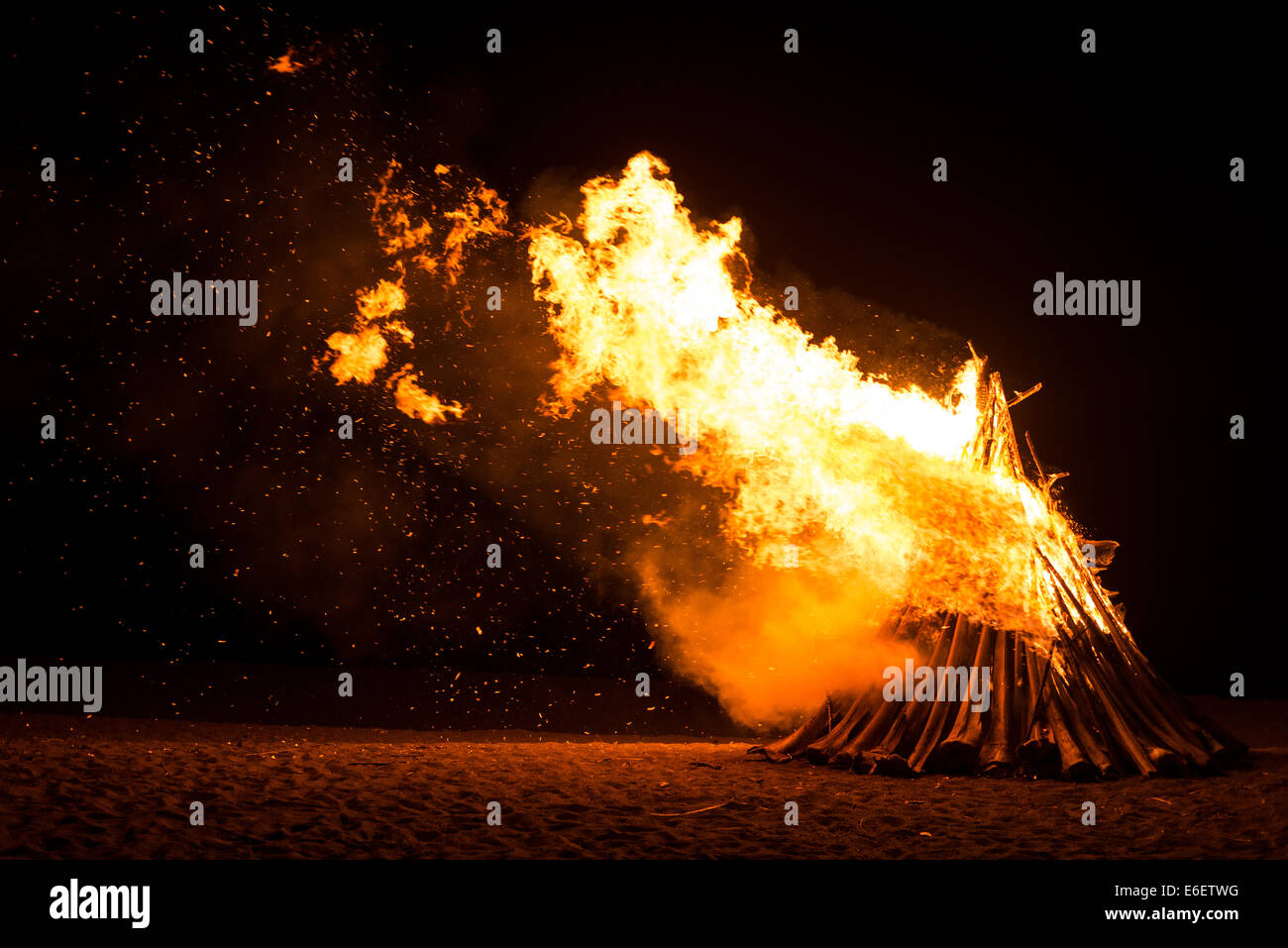 Au cours d'un feu sur une chaude nuit d'été Banque D'Images