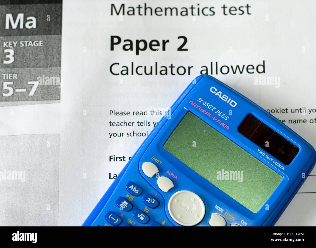 Calculatrice scolaire sur une étape clé 3 papier SATs Mathématiques Photo  Stock - Alamy