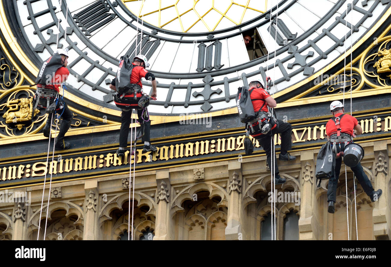 Londres, Angleterre, Royaume-Uni. Abseilers clockfaces le nettoyage de Big Ben, 2014 Banque D'Images