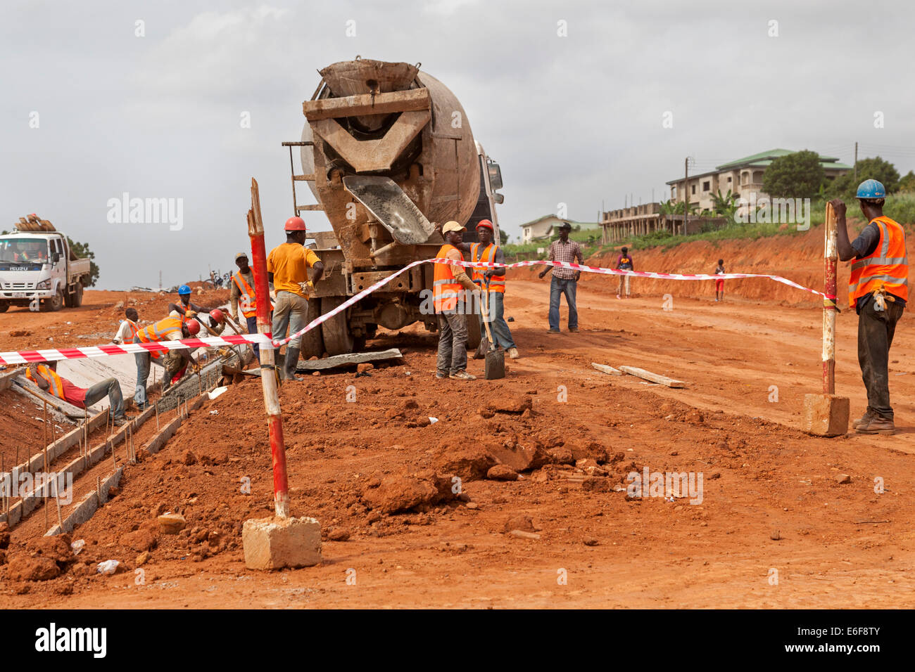 La construction de routes près de Accra, Ghana, Afrique Banque D'Images