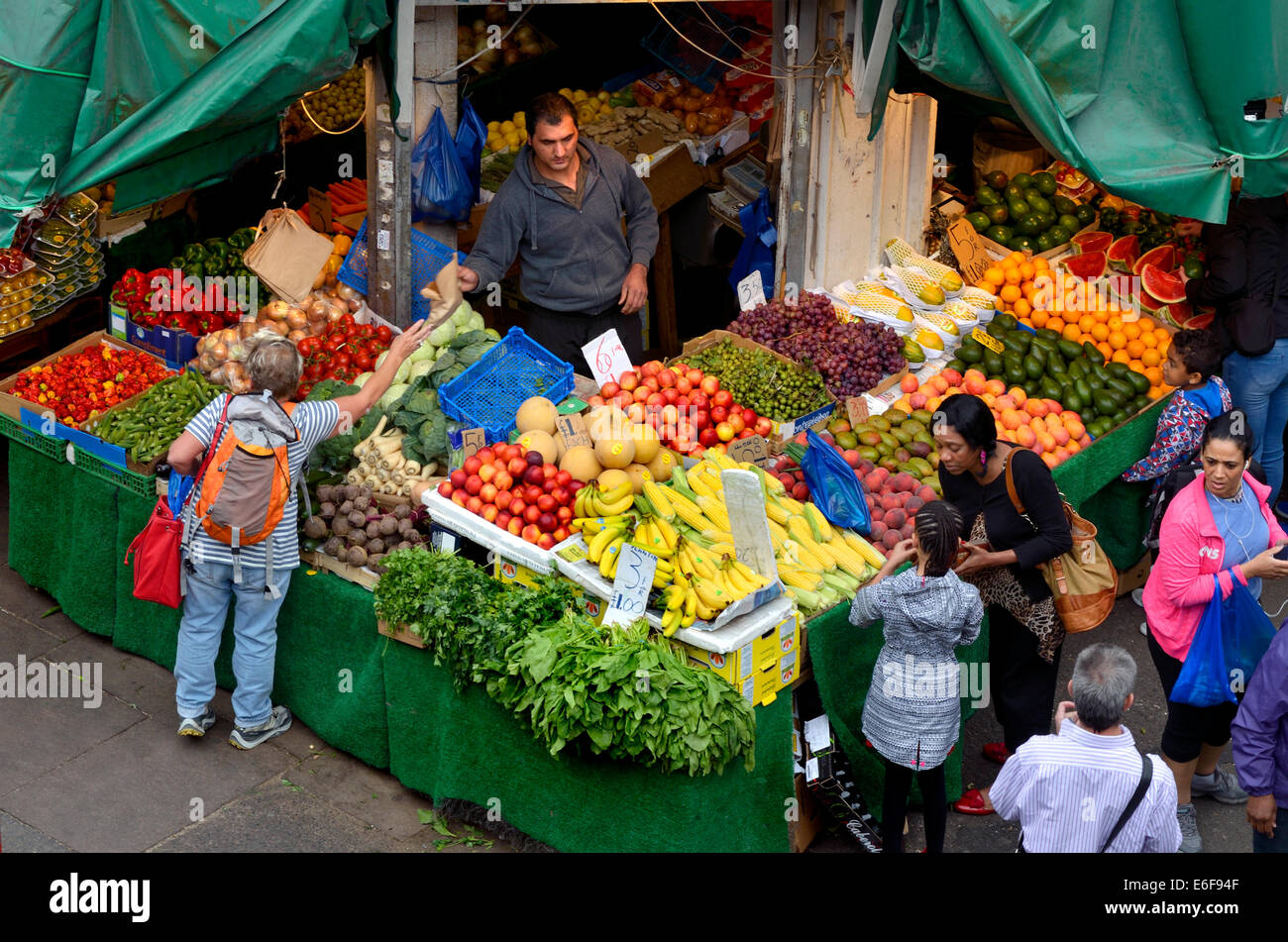 Londres, Angleterre, Royaume-Uni. Étal de fruits à Brixton market - Electric Avenue, vu de la plate-forme de station de Brixton Banque D'Images