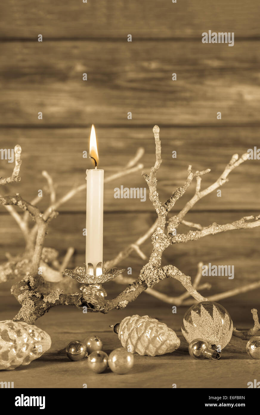 Bougie Noël Blanche Sur Planches Rustiques Bois Décoration Avec Éléments  image libre de droit par 02irina © #407850798
