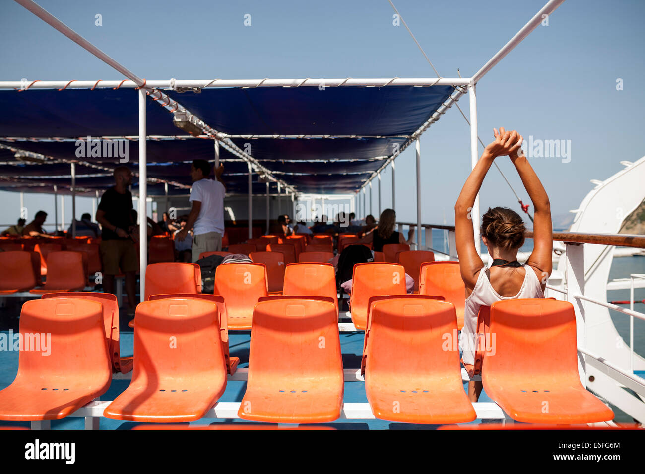 Les voyageurs à bord d'un navire qui a quitté l'île Alonnisos à Volos en Grèce le 21 août 2014. Banque D'Images