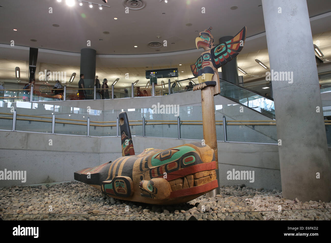 À l'intérieur de l'aéroport de Vancouver sculptures indigènes Banque D'Images