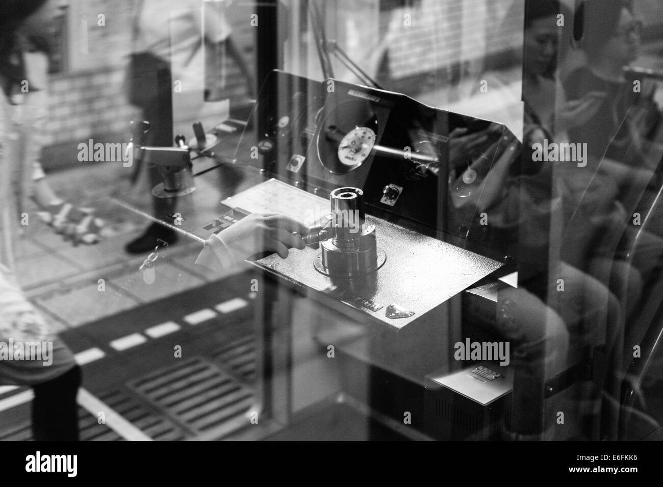 Réflexions du conducteur et des passagers sur le métro de Tokyo Banque D'Images