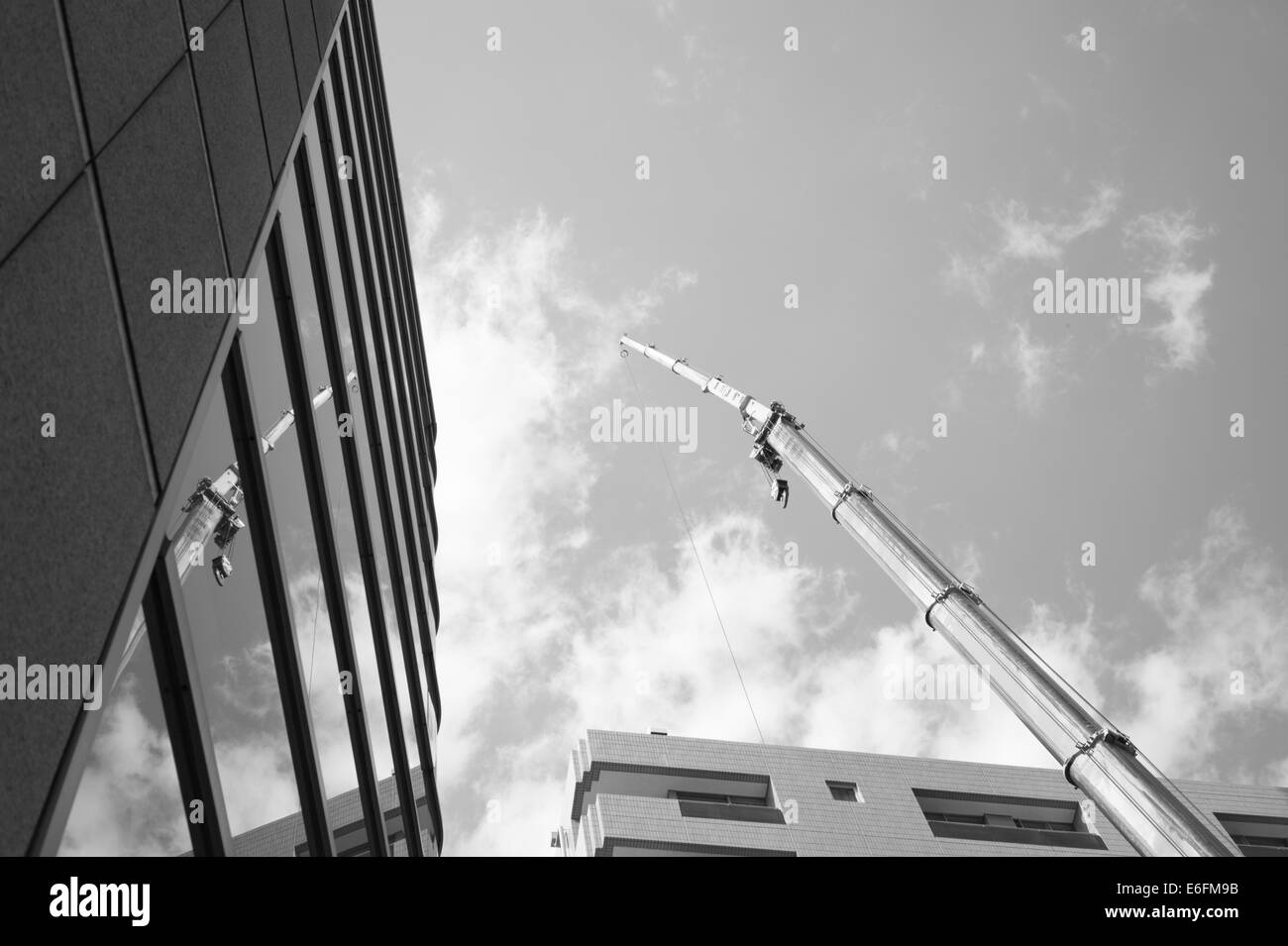 Crane reflétée en face du bâtiment à Tokyo Banque D'Images