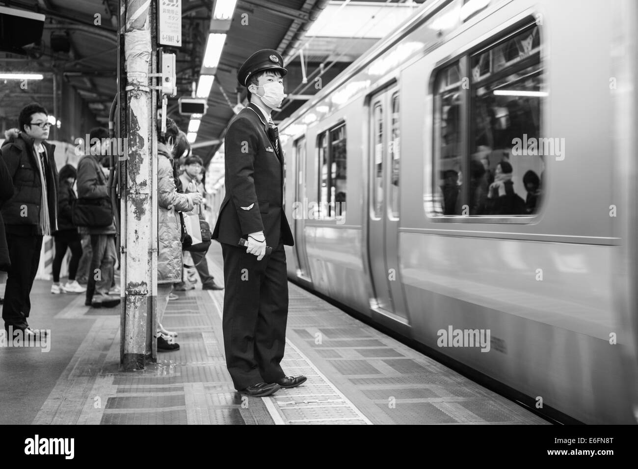 La garde sur la plate-forme à la gare de JR Shinbashi, Tokyo Banque D'Images