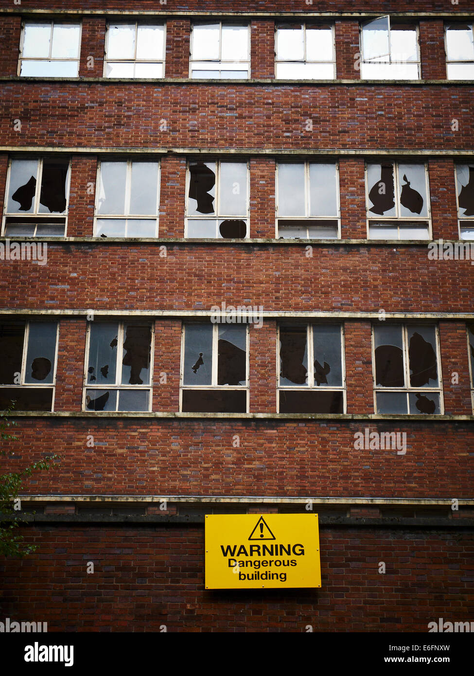 Bâtiment dangereux avertissement signe sur l'ancien bâtiment du MAS ou DHSS, maintenant démoli, à Manchester, UK Banque D'Images