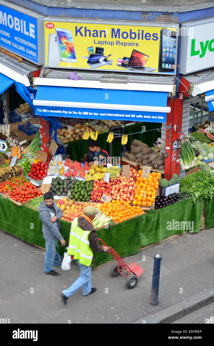 Londres, Angleterre, Royaume-Uni. Étal de fruits à Brixton market - Electric Avenue, vu de la plate-forme de station de Brixton Banque D'Images