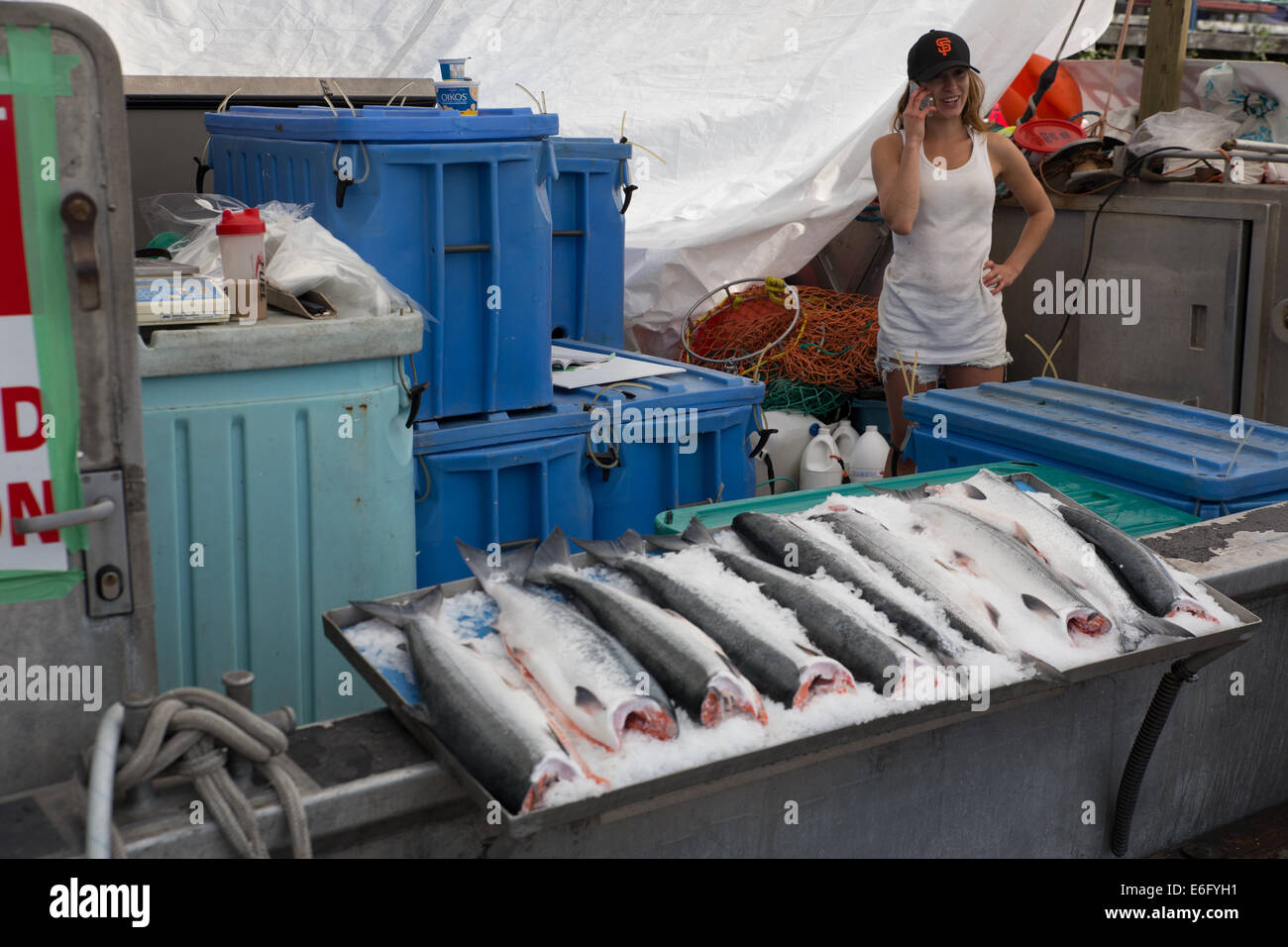 Femme vendant du poisson quai de pêcheurs Steveston Vancouver Banque D'Images