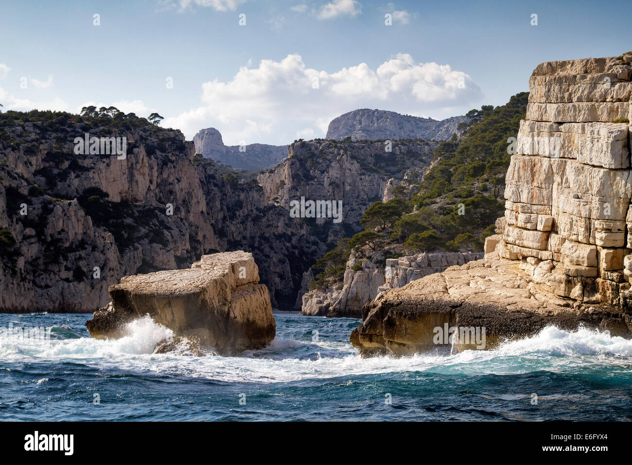 La mer Méditerranée s'écrase dans les falaises blanches au parc national des Calanques, Cassis, France. Banque D'Images