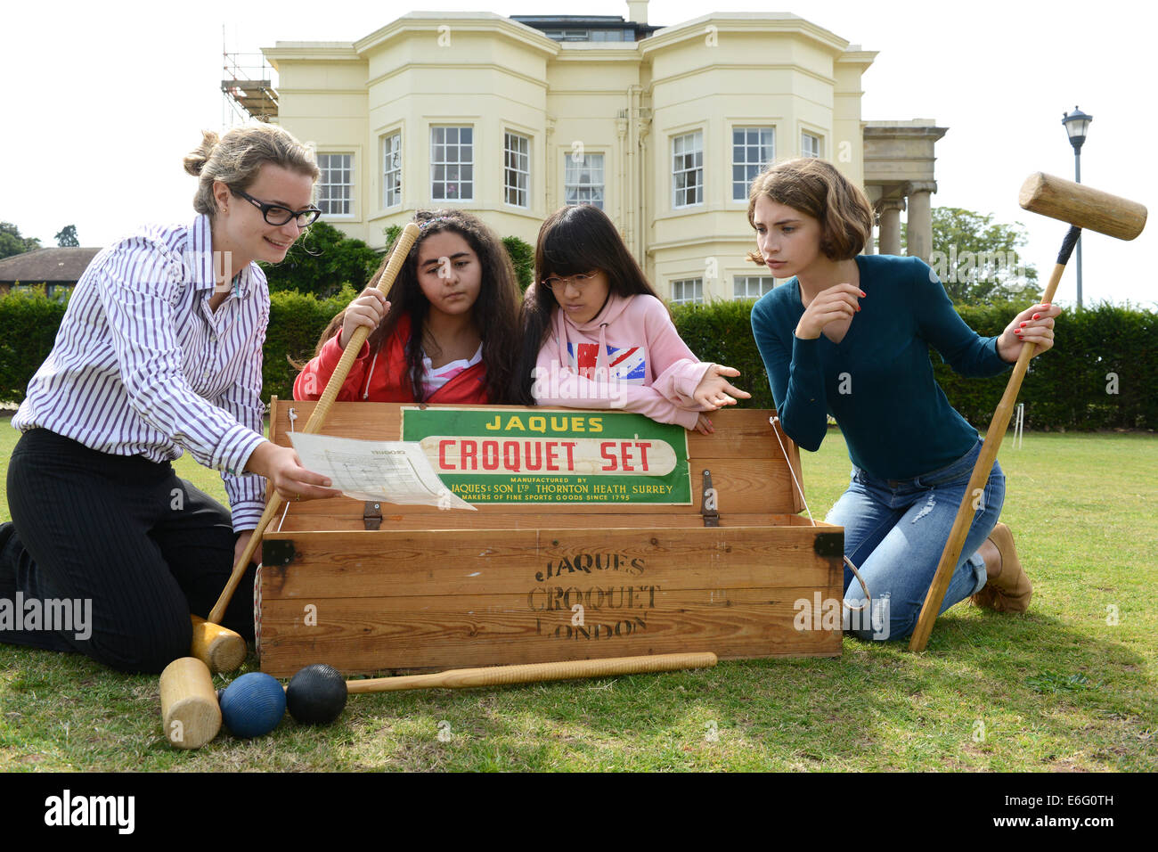 Concord College Acton Burnell étudiants étrangers l'apprentissage des règles de croquet de Rachel Harnell, assistant pastoral et les moins de 12 ans leader étudiant sont LtoR Amina Sharif (Arabie saoudite), Eleanor Ueda (Japon) et Olga Blinova (Russie). Le Shropshire école indépendante pour les étudiants internationaux est en cours d'exécution une école d'été qui comprennent également British Bulldog, Cricket, Bowling et pêche de crédit : David Bagnall/Alamy Live News Banque D'Images