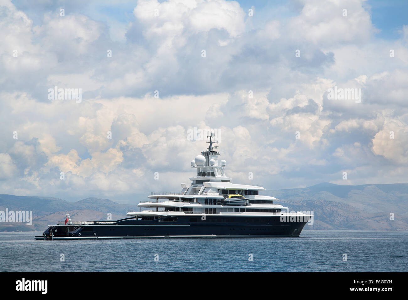 Gigantesque grand et gros yacht de luxe avec l'atterrissage d'hélicoptère sur la place de l'océan bleu. L'investissement pour des millionnaires. Banque D'Images