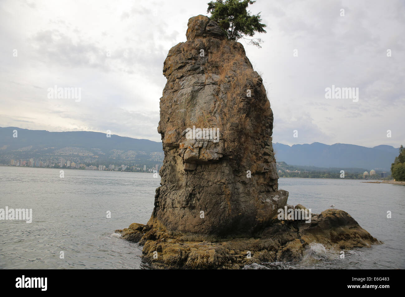 Siwash Rock est un célèbre rocher affleurant dans la région de Vancouver, Colombie-Britannique, Canada's Parc Stanley. Banque D'Images