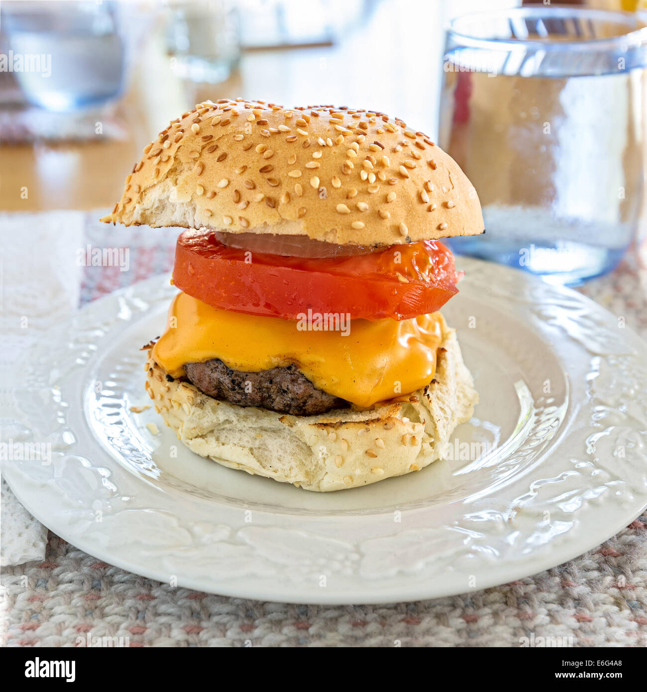 De délicieux hamburgers faits maison avec du fromage à la table de la cuisine. Banque D'Images