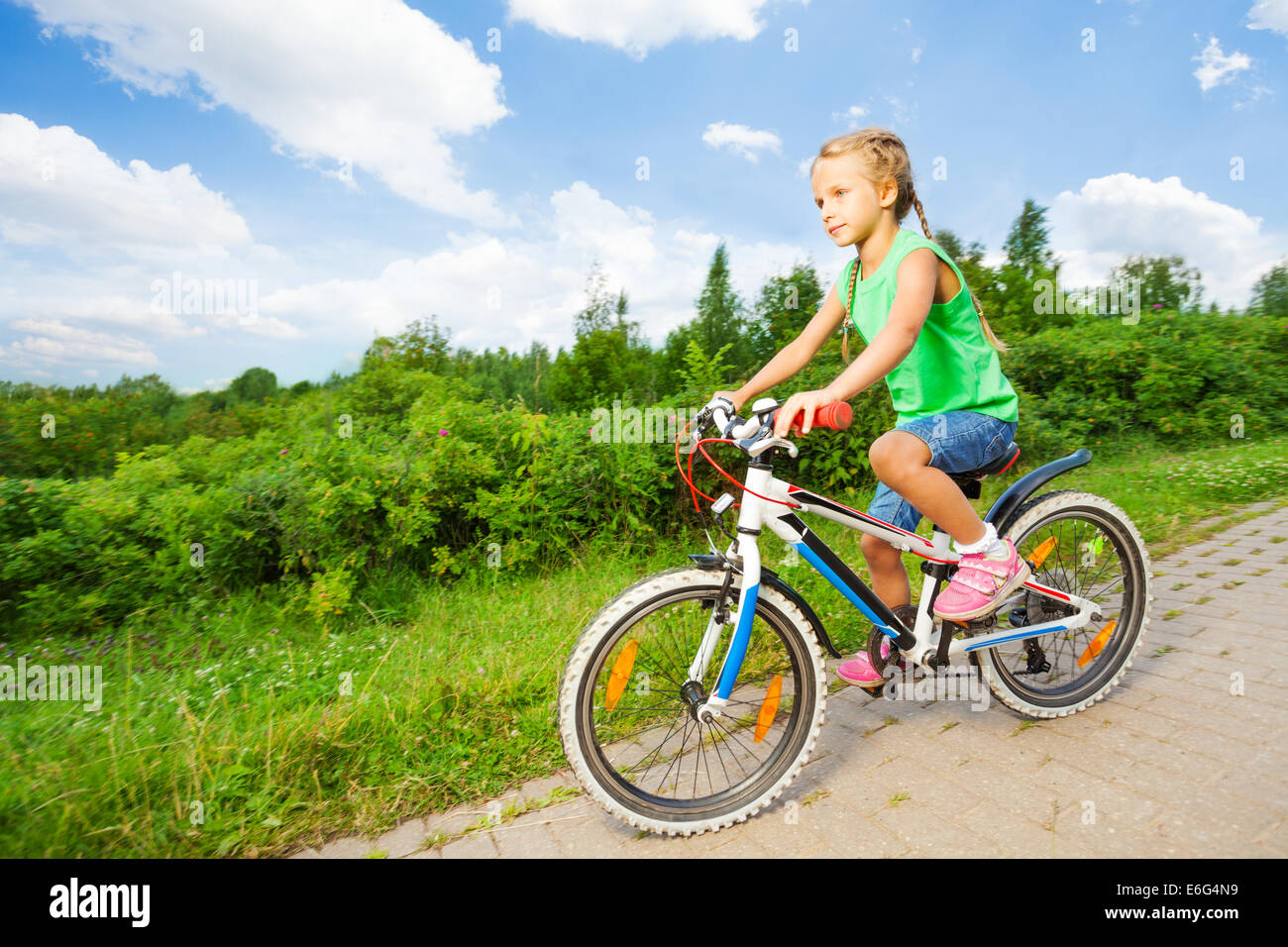 Petite fille mignonne équitation enfants vélo sur route Banque D'Images