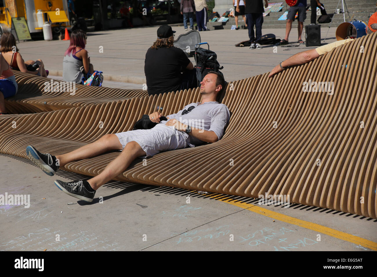 Pan l'homme dormir banc extérieur centre-ville de Vancouver Banque D'Images