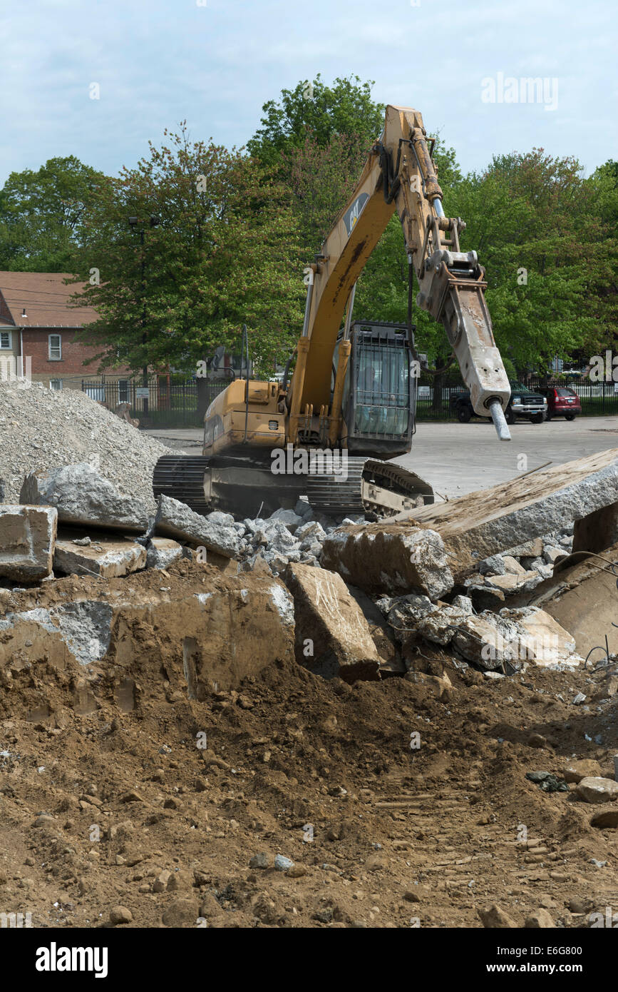 Marteau de démolition Pelle avec faire les travaux sur immeuble de bureaux à Norwalk, CT. Banque D'Images