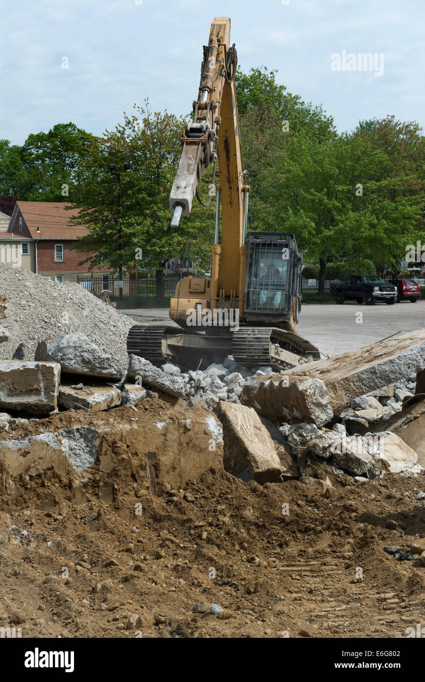 Marteau de démolition Pelle avec faire les travaux sur immeuble de bureaux à Norwalk, CT. Banque D'Images