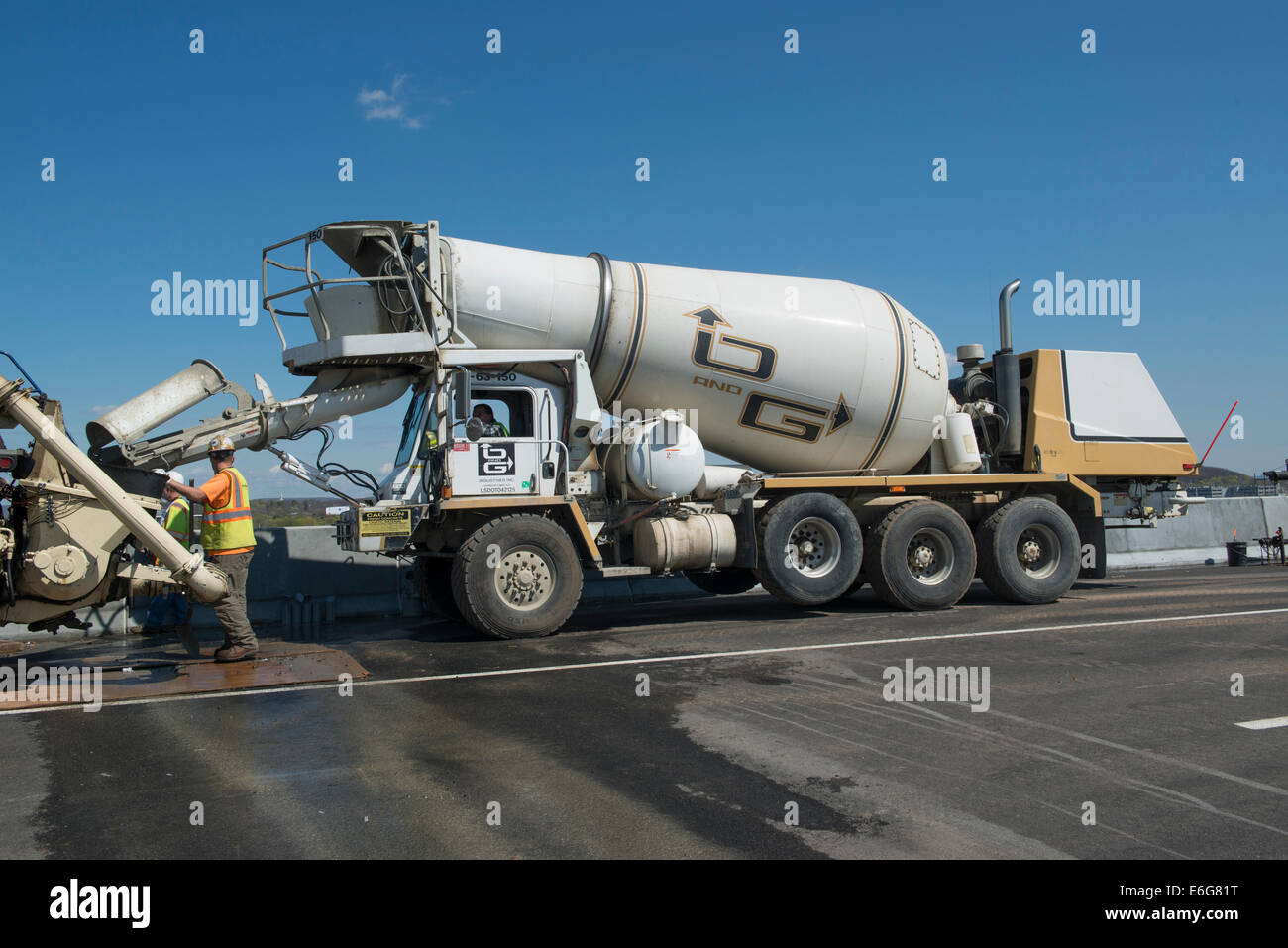 Bétonnière combine le ciment, gravier ou sable, l'eau et de prendre des mesures concrètes sur la I-95 Projet de franchissement du port de New Haven, CT. Banque D'Images