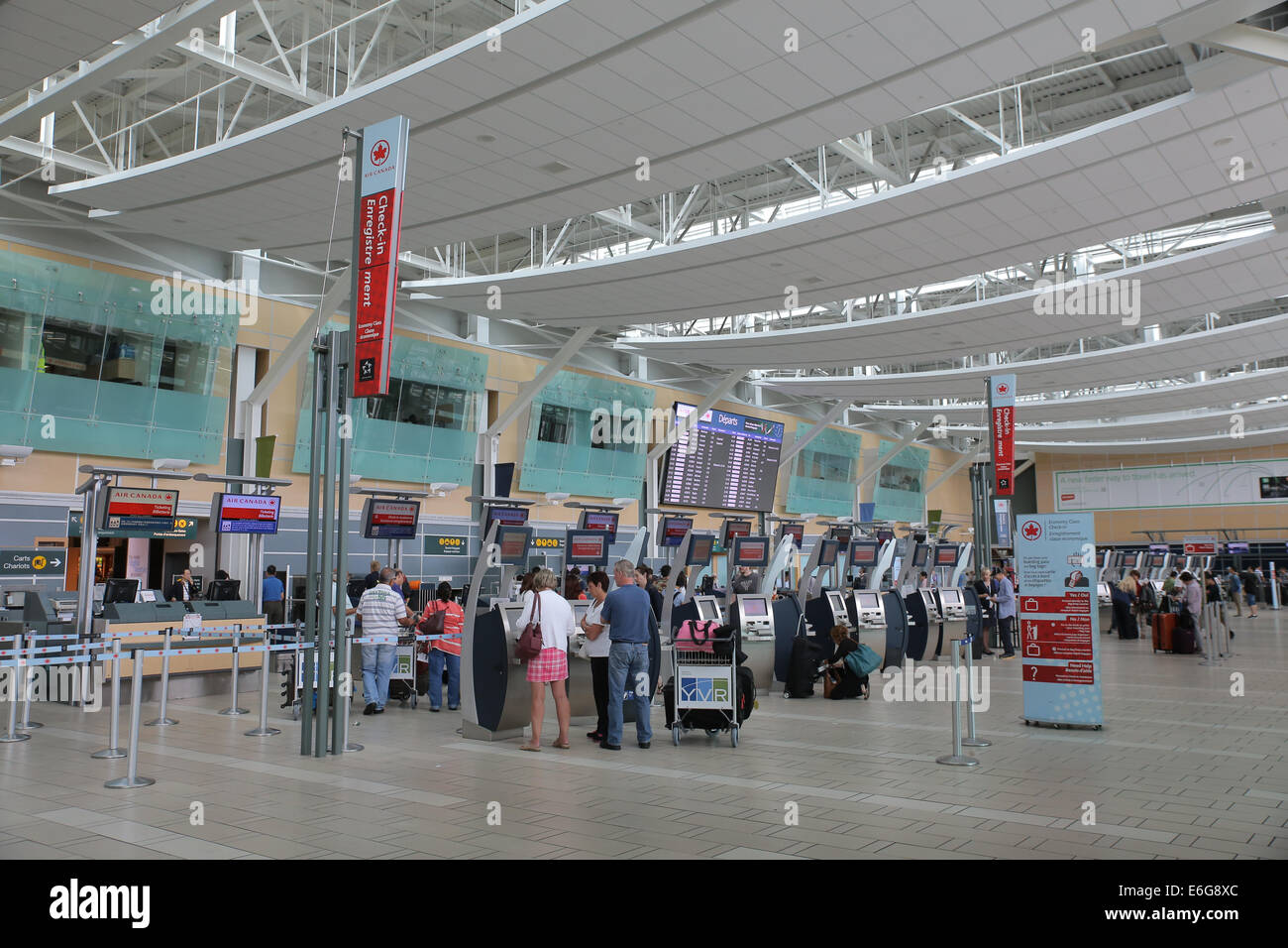 L'intérieur de l'aéroport international de Vancouver Banque D'Images