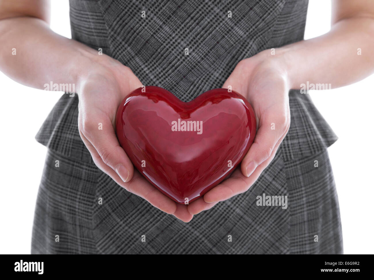 Femme isolé tenant un cœur rouge dans ses mains. Idée pour des concepts différents. Banque D'Images