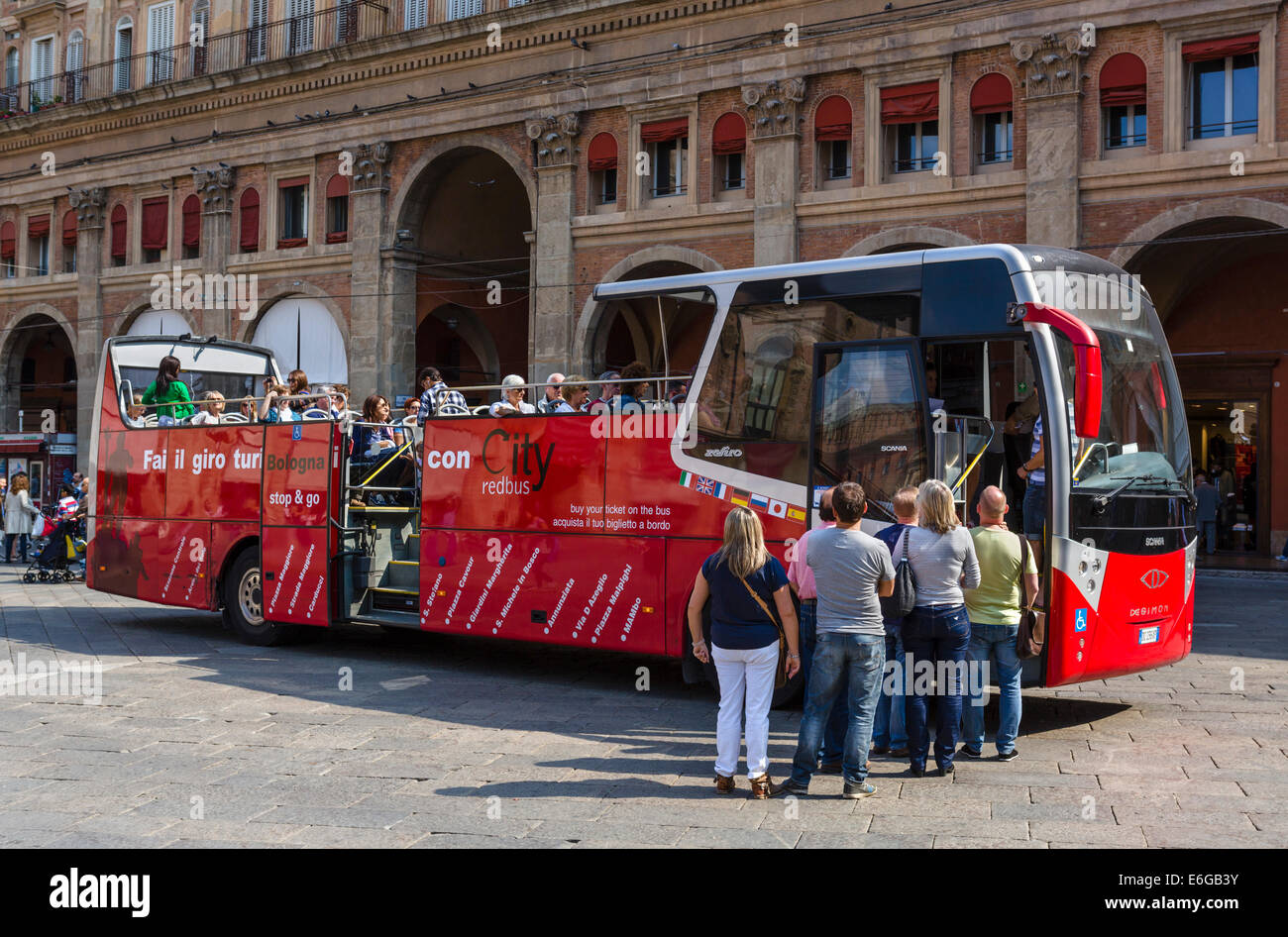 Les touristes à bord d'un tour de ville en bus à Piazza Maggiore, Bologne, Émilie-Romagne, Italie Banque D'Images