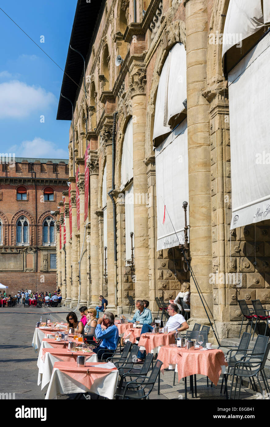 Le Bar Giuseppe sous le Palazzo Podesta, Piazza Maggiore, Bologne, Émilie-Romagne, Italie Banque D'Images