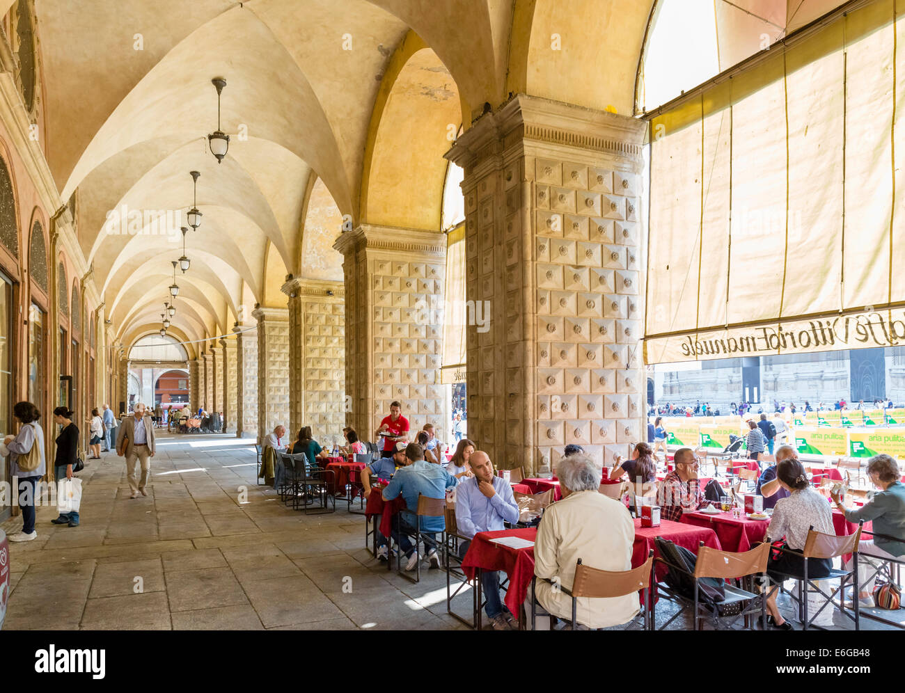 Cafés dans un portique par le Palazzo Podesta, Piazza Maggiore, Bologne, Émilie-Romagne, Italie Banque D'Images