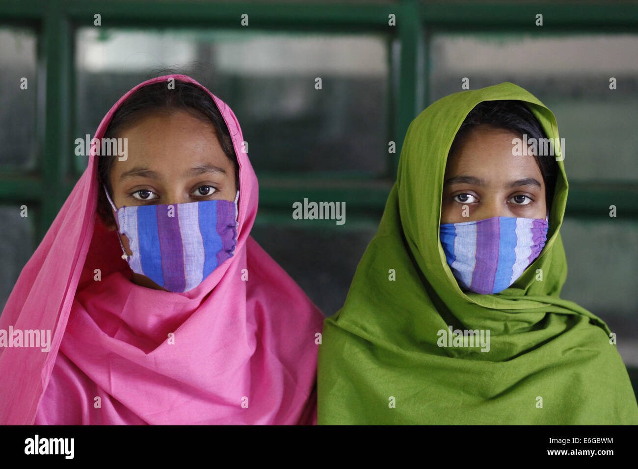 Dhaka, Bangladesh. 24Th Mar, 2014. Mim & Sonia deux sœur âgés de 13 et  15.Ils sont affectd par la tuberculose et la tuberculose a admis en  hôpital, DHaka.Chaque année 9 millions de