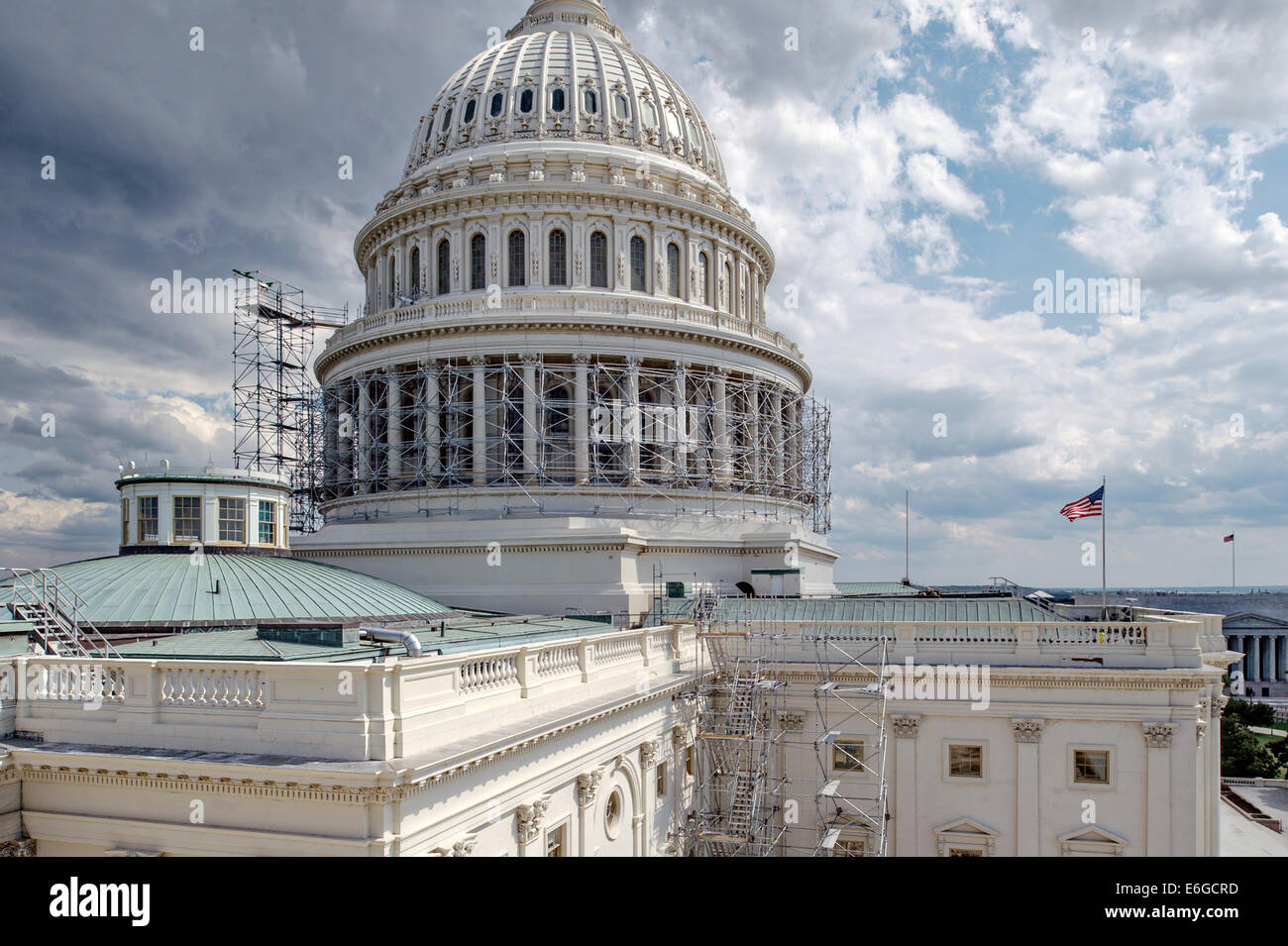 Le dôme du Capitole bâtiment comme échafaudage commence à couvrir le bâtiment permettant aux travaux de restauration de l'extérieur, 22 août 2014 à Washington, DC. Les 60 millions de dollars est d'arrêter la détérioration de la coupole de fer de fonte et la préserver pour l'avenir. Banque D'Images