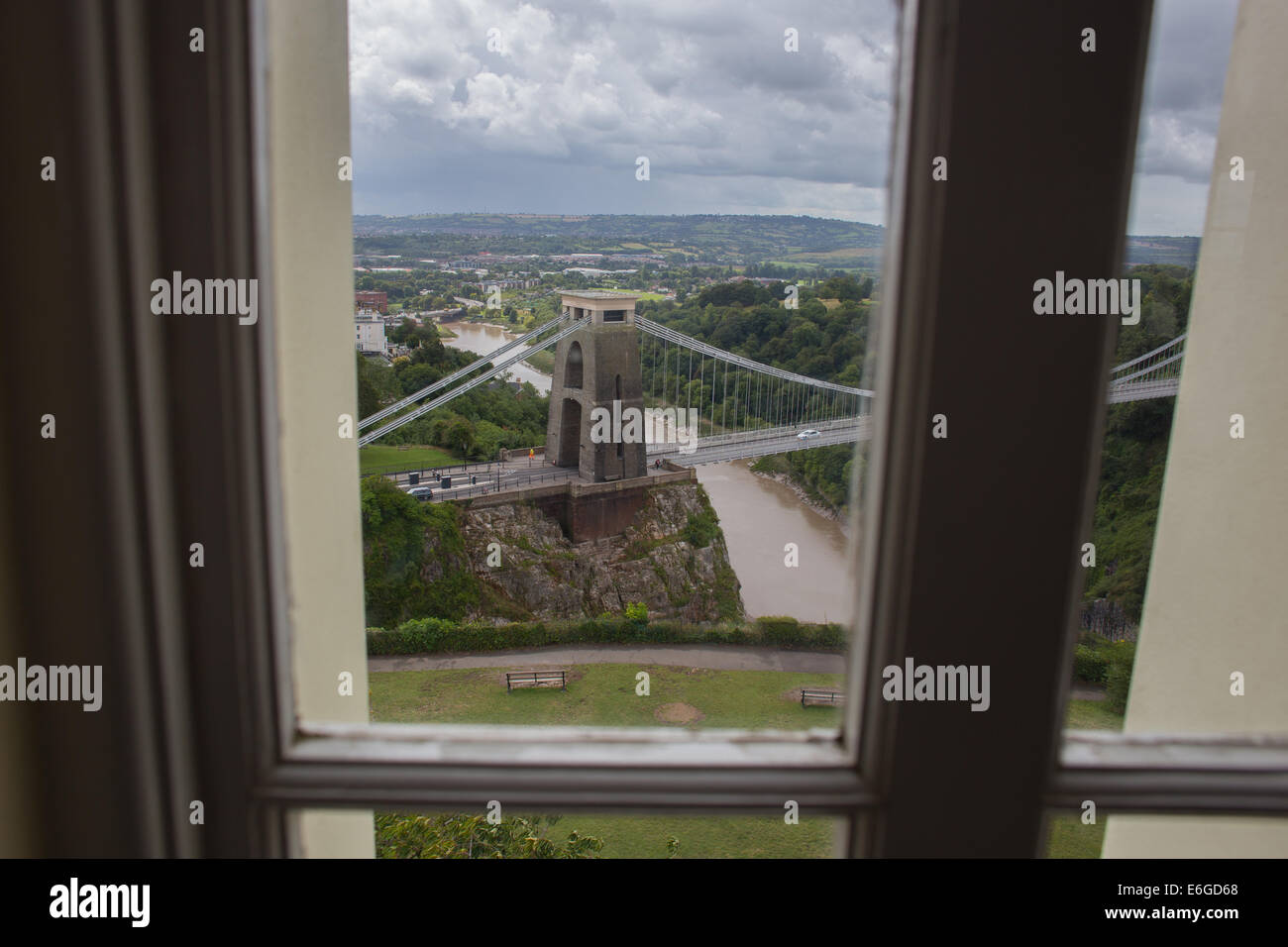Une vue sur le pont suspendu de Clifton, à Bristol, comme vu à travers une fenêtre de l'Observatoire de Clifton. Les cadres de fenêtre de tir. Banque D'Images
